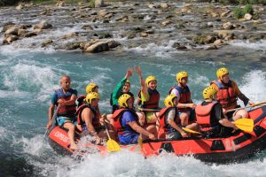 Rafting yapan bir grup nehirde şişme botla ilerliyor