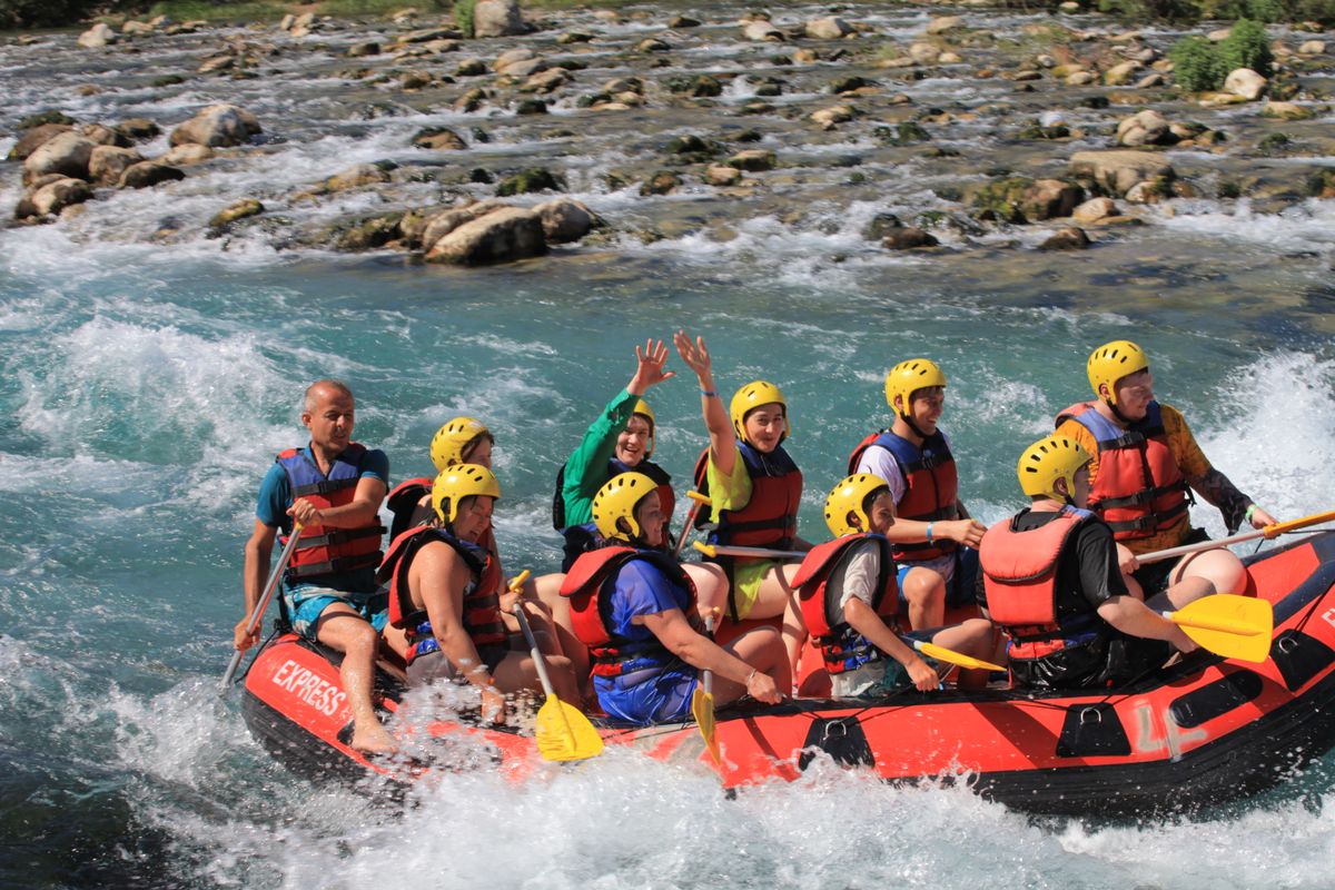Rafting yapan bir grup nehirde şişme botla ilerliyor