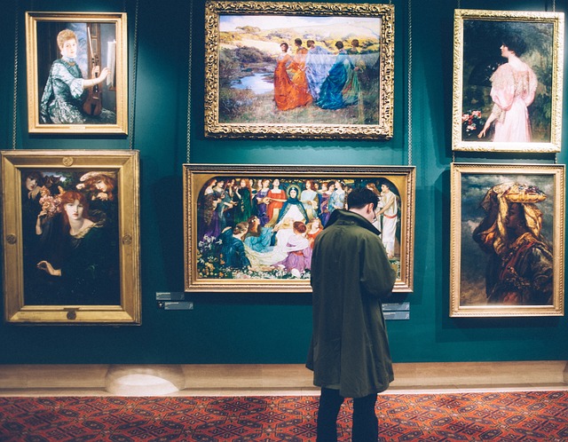 Erkek ressam tuval başında çalışırken