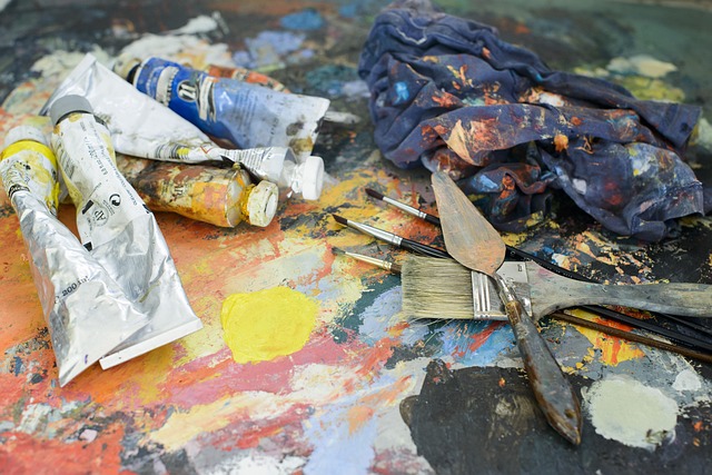 Ressam tuval önünde çalışırken