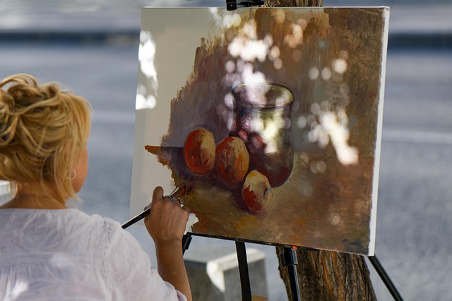Kadın ressam tuval üzerinde çalışırken