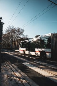Şehir içi otobüs sokakta ilerliyor