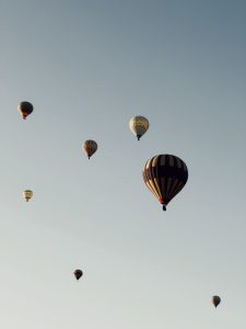 Gökyüzünde süzülen renkli sıcak hava balonları