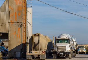 Silo tesisinde park halindeki silobas ve tanker kamyonlar