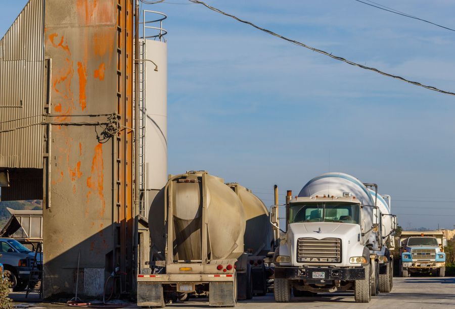 Silo tesisinde park halindeki silobas ve tanker kamyonlar