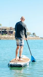 Denizde stand up paddle yapan kişi