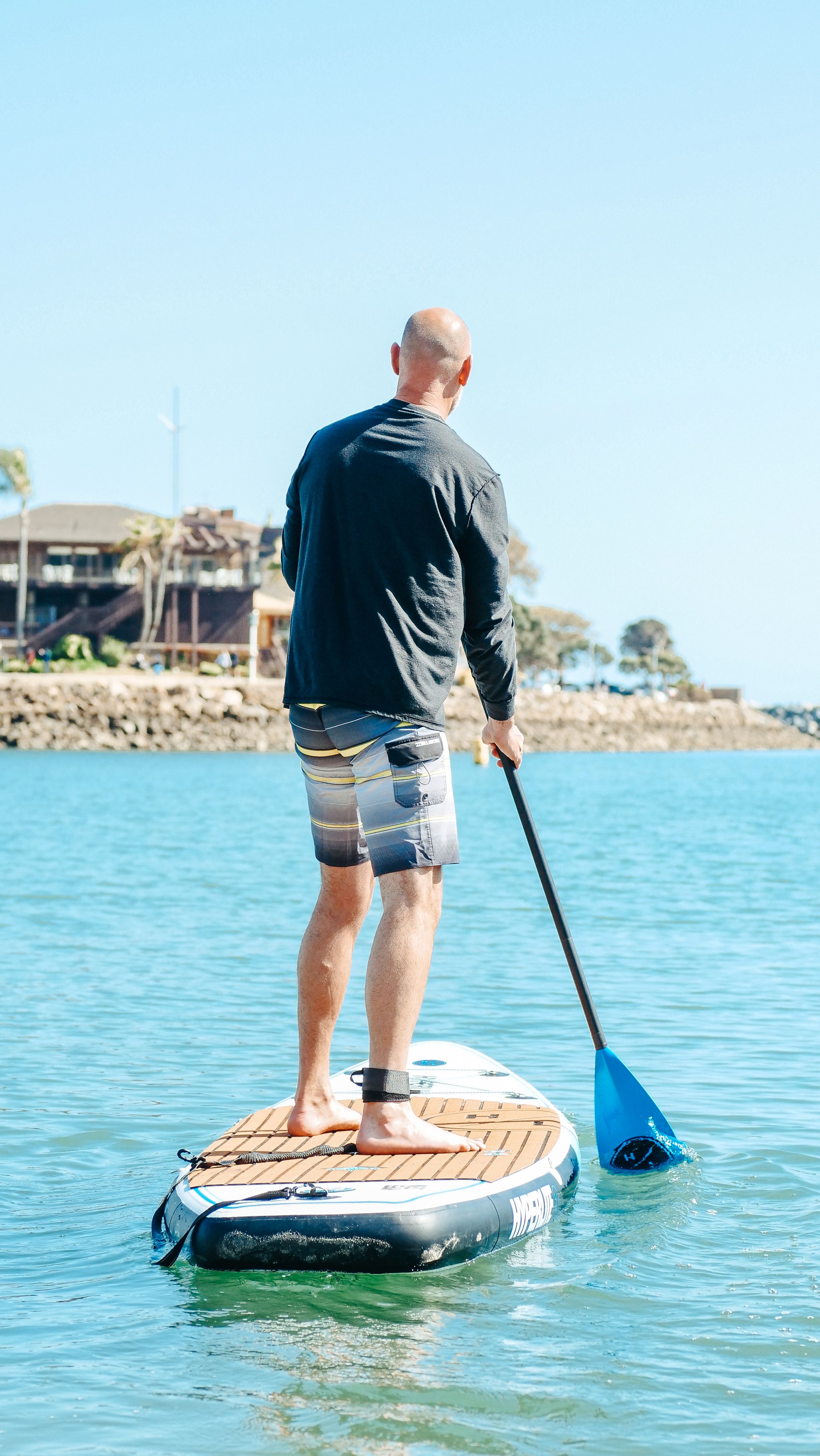 Denizde stand up paddle yapan kişi