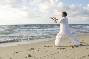 Huzurlu bir ortamda tai chi yapan bir adam