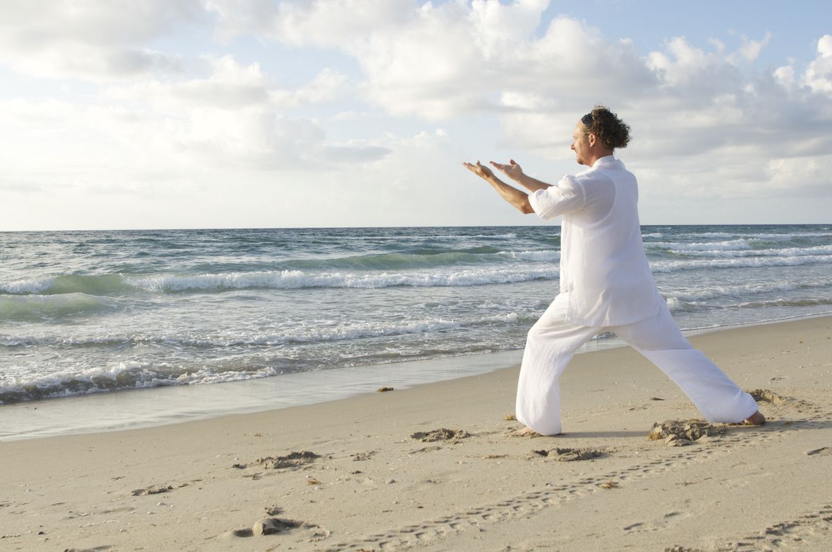 Huzurlu bir ortamda tai chi yapan bir adam