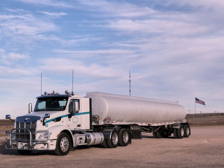 Tanker Kamyonlar: Akışkan Taşımacılığı, Türleri, Güvenlik ve Markalar