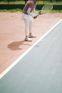Kortta tenis oynayan bir sporcu