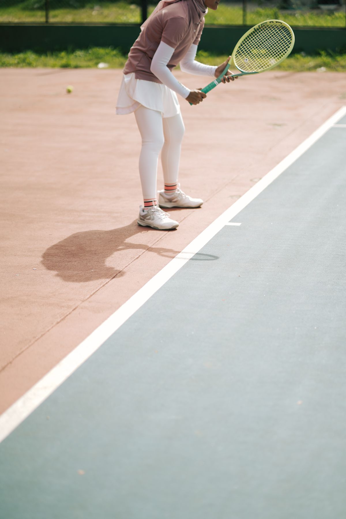 Kortta tenis oynayan bir sporcu