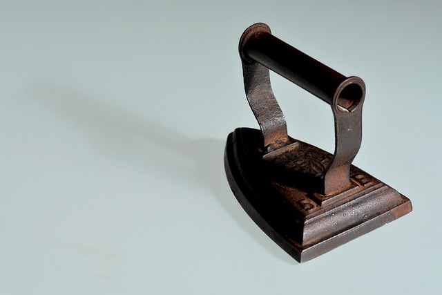 Modern ütü aleti