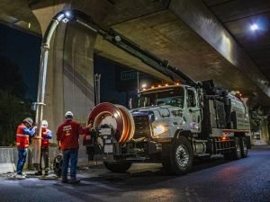 Gece köprü altında vakumlu kamyonla çalışan işçiler