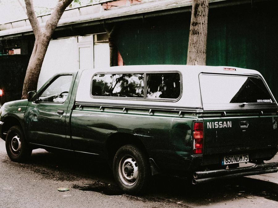 Şehir sokağında park etmiş yeşil pickup kamyonet