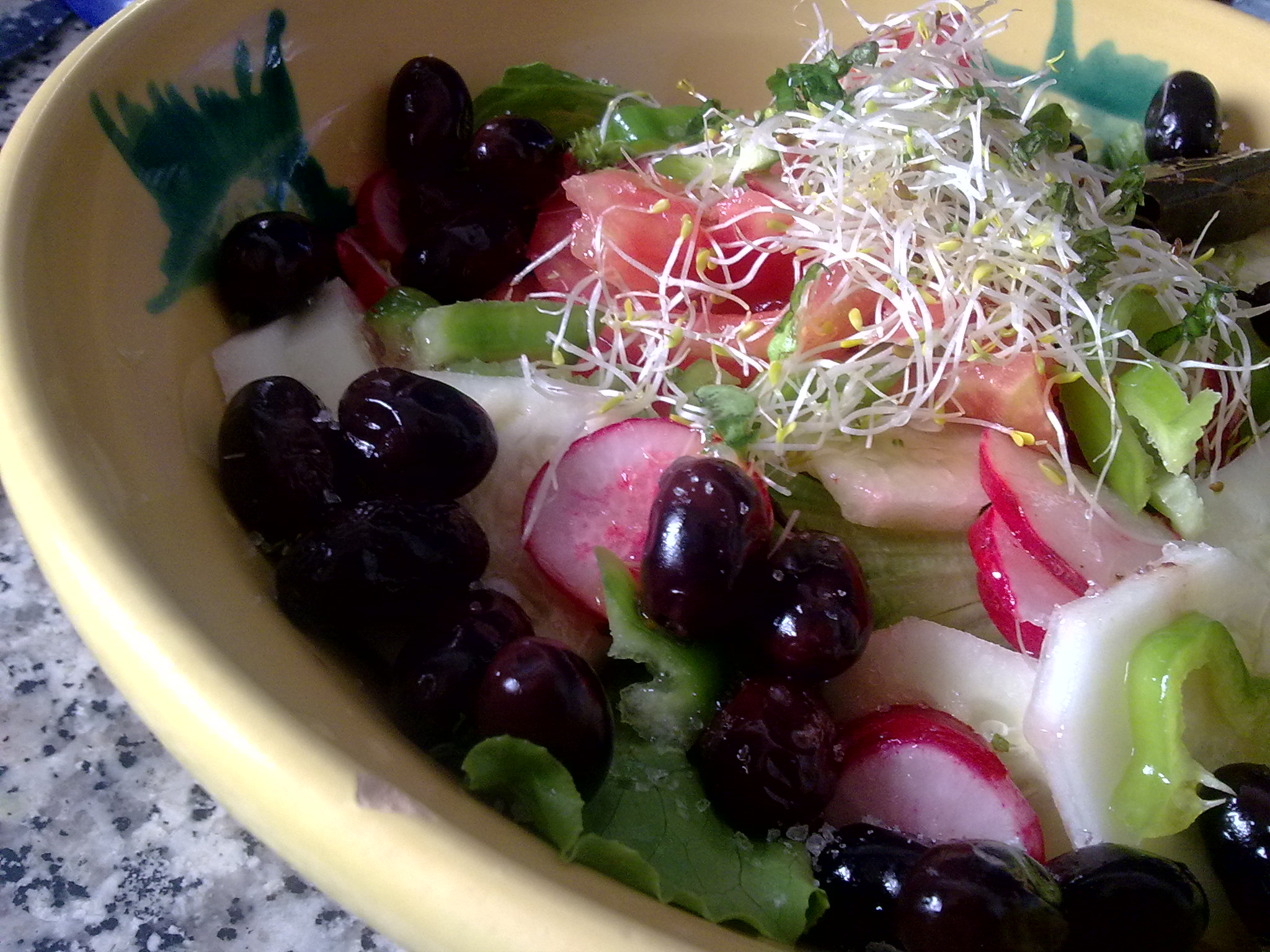 Nar ekşili yeşil salata