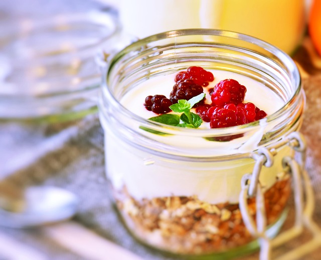 Yoğurt ve müsli ile kahvaltı