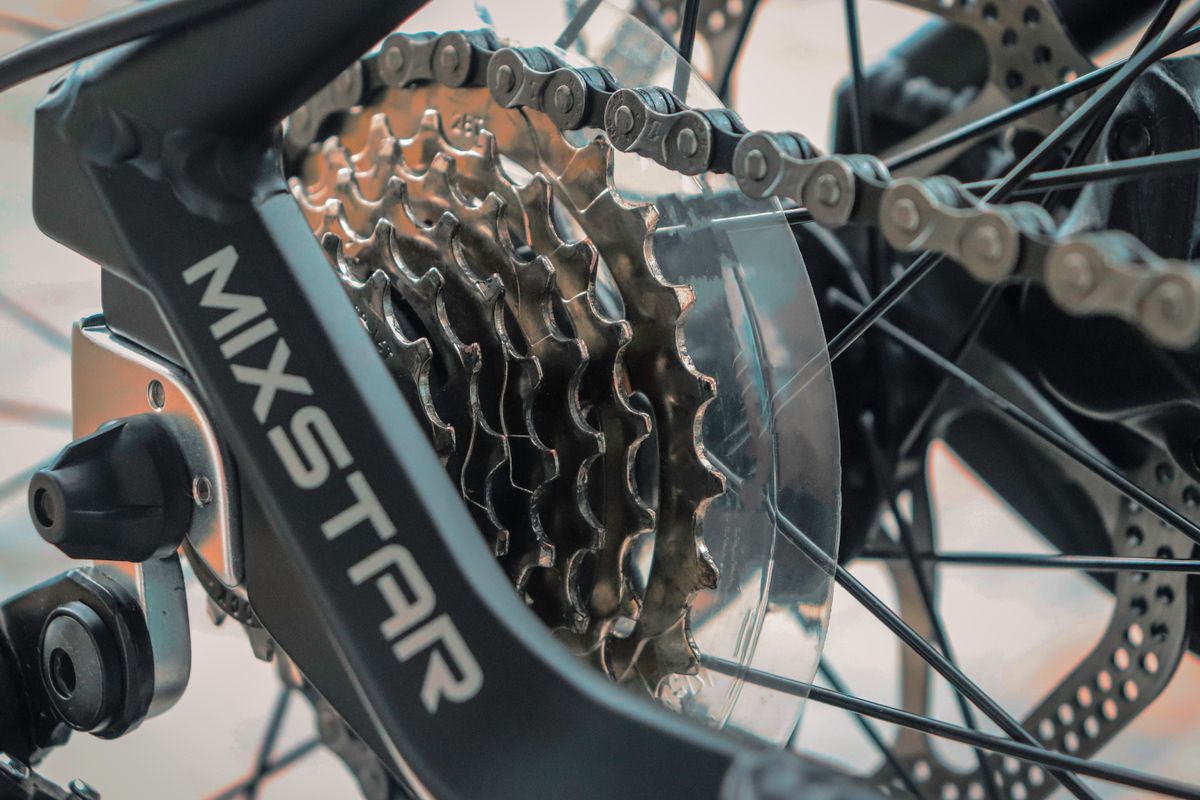 Yağlanmış bir bisiklet zinciri ve dişlilerin detaylı görünümü