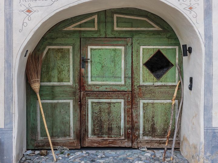 Kapı Bakımı ve Onarımı: Gıcırtı, Sürtme ve Ayar