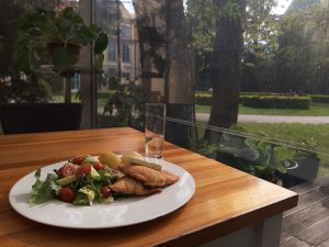 Tavada kızarmış alabalık