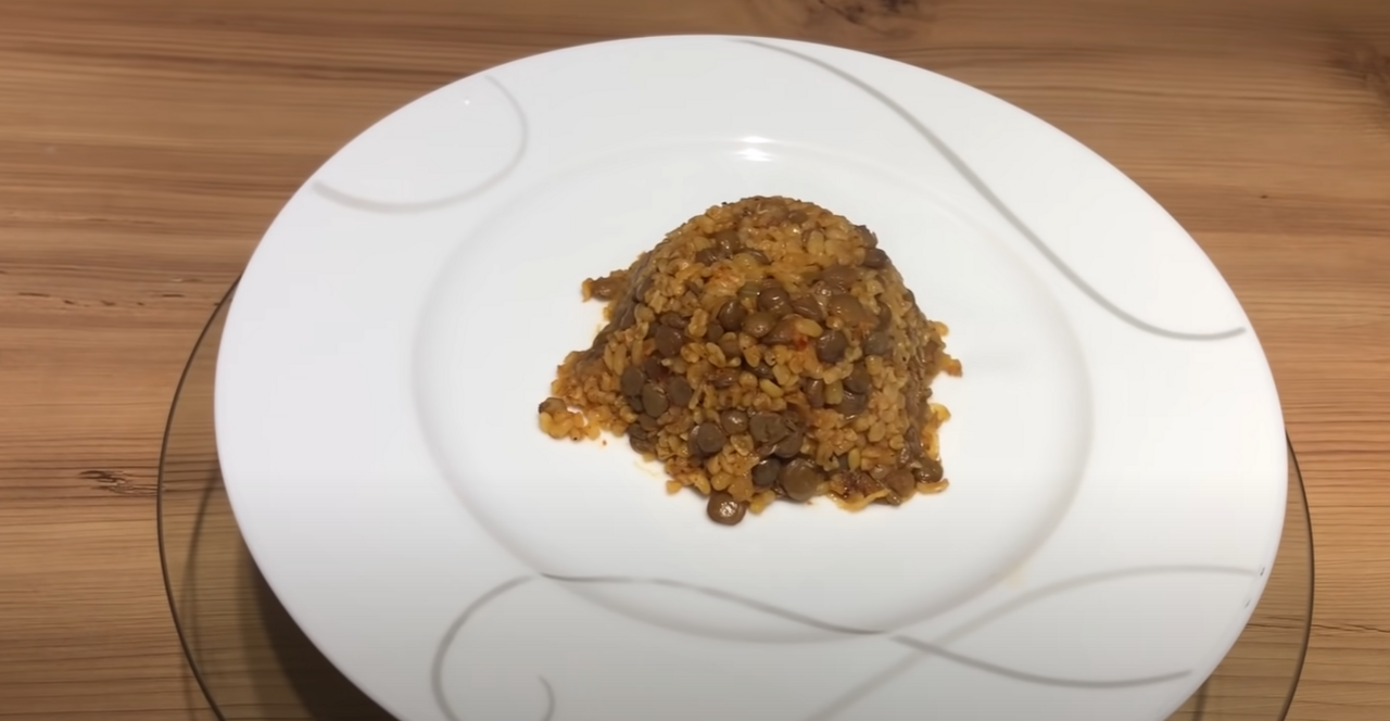 Tencerede yeşil mercimekli yemek