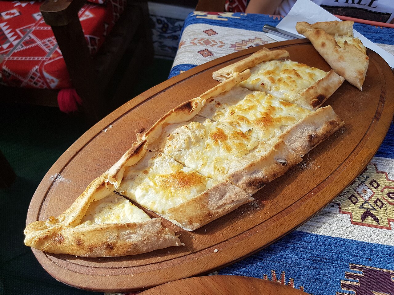 Peynirli ateş pidesi