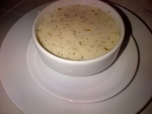 Yoğurtlu ayran çorbası kasede