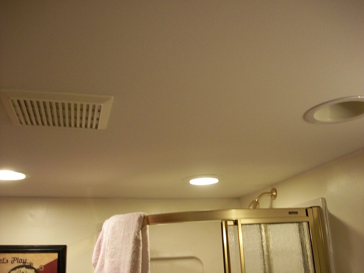Banyo tavaninda havalandirma menfezi