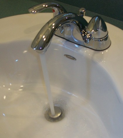 Krom banyo bataryasından akan su