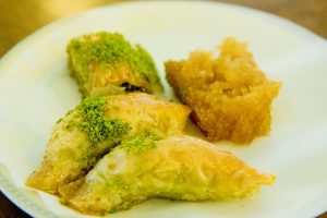 Sütle hazırlanmış Zonguldak beyaz baklavası