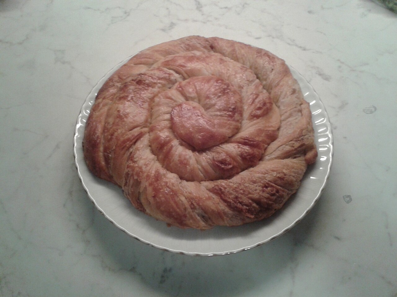 Dilimlenmiş cevizli çörek