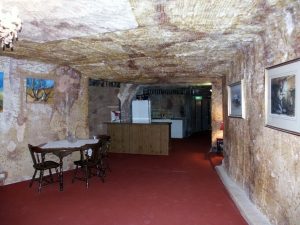 Coober Pedy yer alti evi girisi