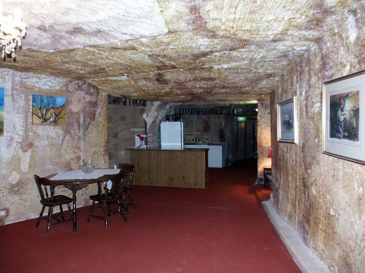 Coober Pedy yer alti evi girisi