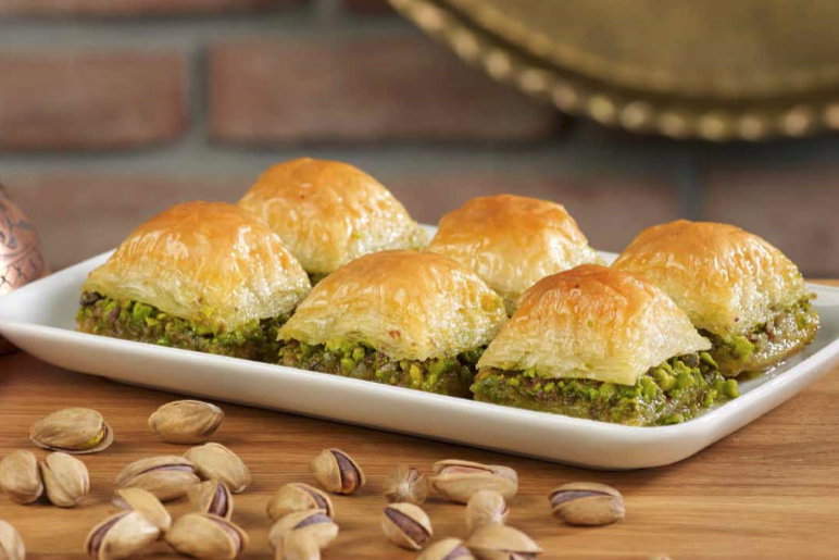 Dilimlenmiş baklava tepsisi