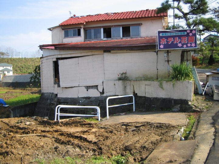 Deprem ve Acil Durum Hazırlığı: Çök-Kapan-Tutun, Acil Çanta ve Aile Planı