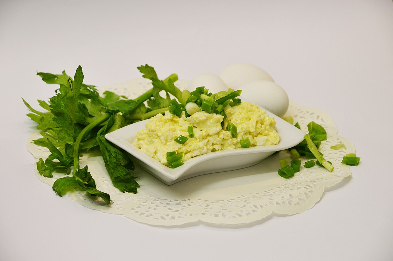Yumurtalı yeşil soğan salatası