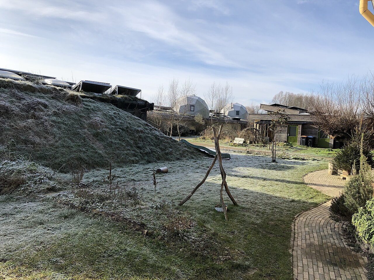 Earthship Olst topraga gomulu ev (Hollanda)