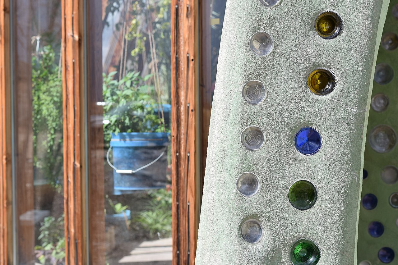 Earthship egimli camekan ve ic sera penceresi