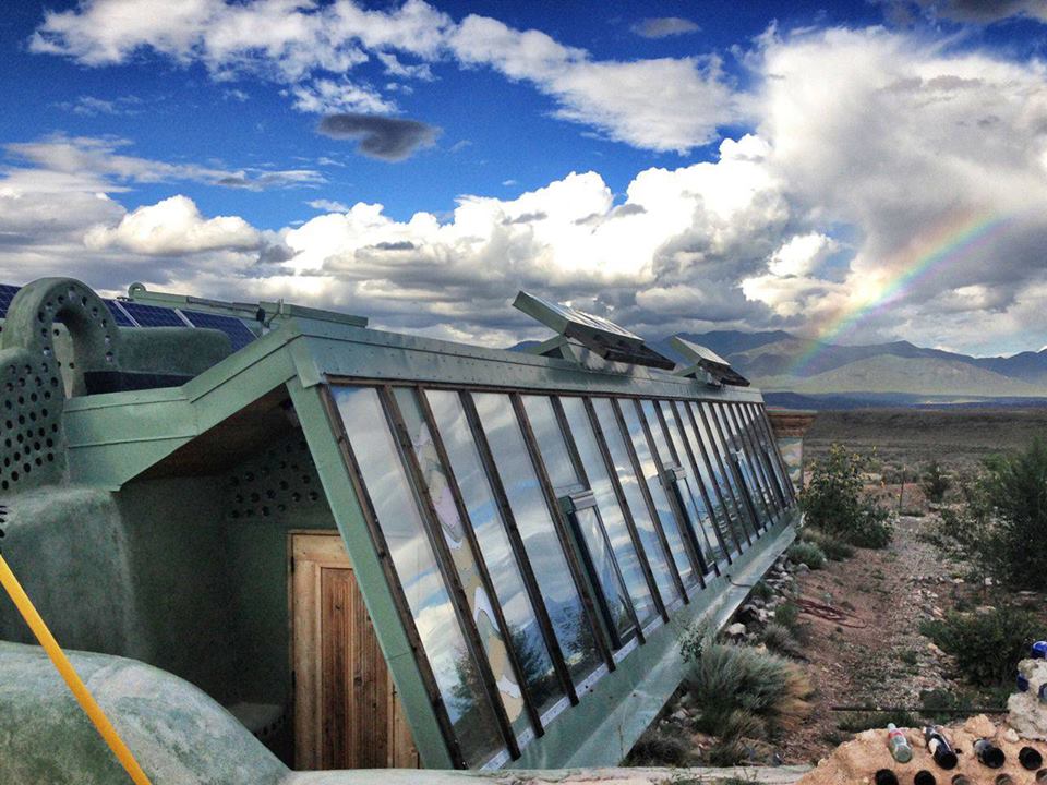 Güneye bakan Earthship