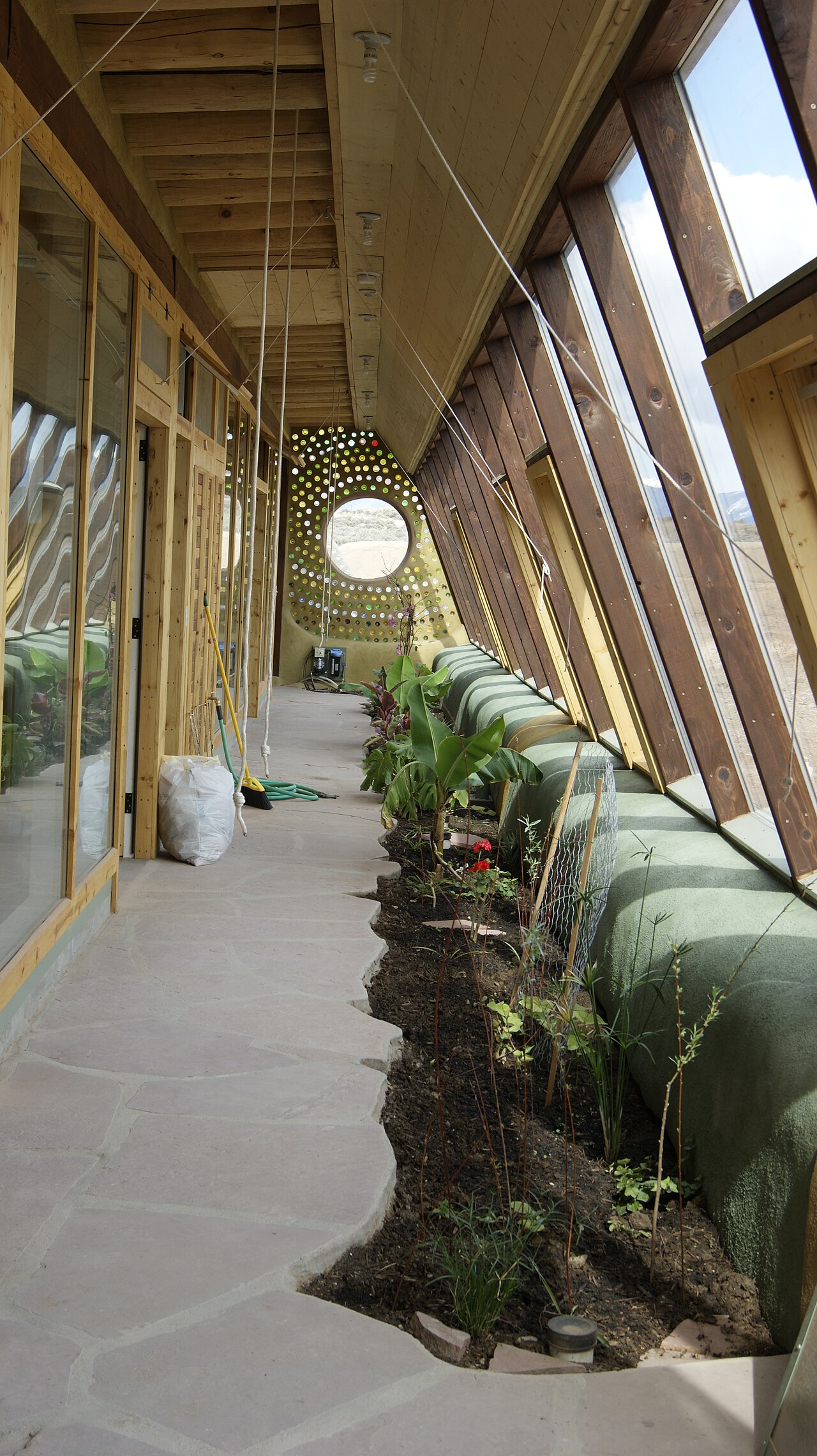 Earthship ic serasi (yiyecek uretimi)