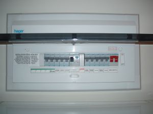 Modern elektrik panosu, sigortalar ve kaçak akım rölesi