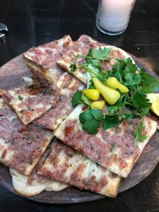İnce hamurlu etli ekmek