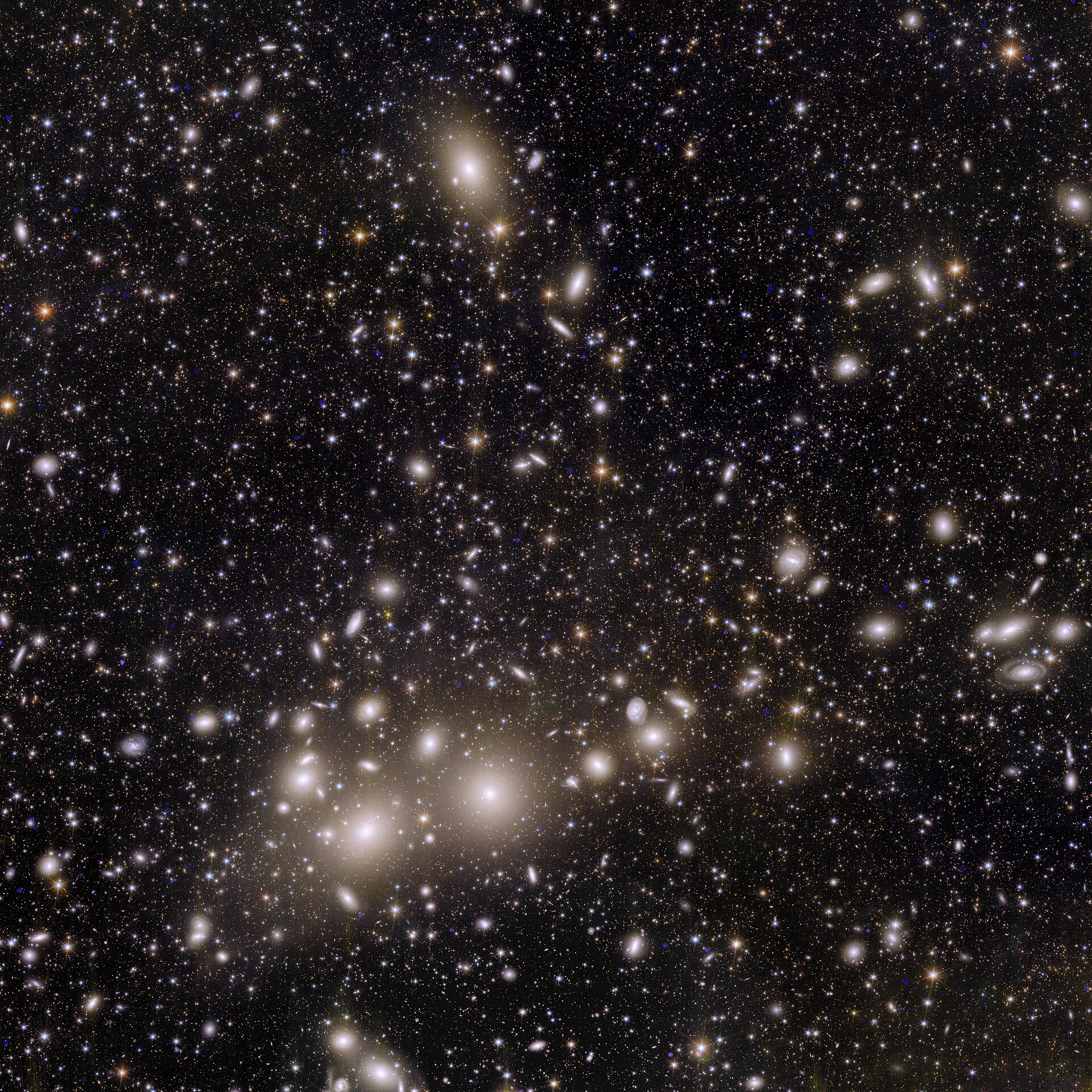 Euclid'in görüntülediği galaksi kümesi