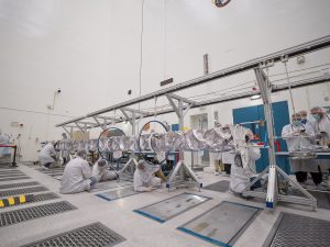 Europa Clipper uzay aracı Europa yakınında