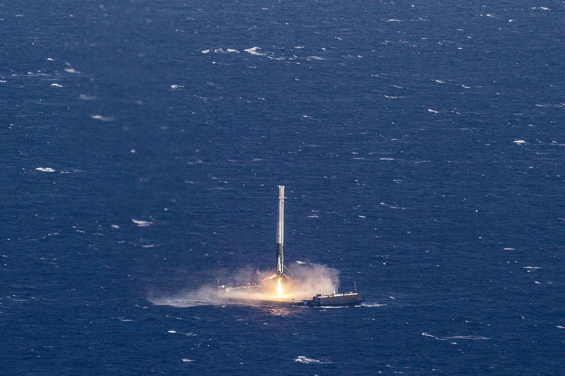 Falcon 9 ilk kademesinin denizdeki platforma inişi