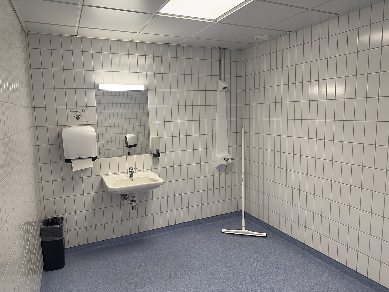Beyaz fayans kaplı banyo duvarı