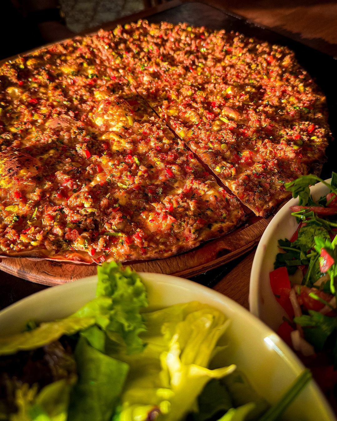 Taş fırında pişmiş lahmacun