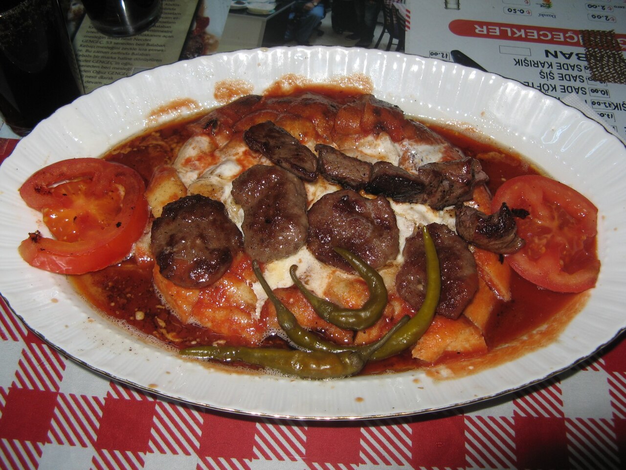 Tepside dizilmiş köfte kebabı