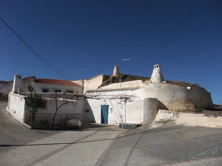 Guadix (İspanya): Beyaz Bacalı Mağara Evlerinde Yaşayan Yer Altı Mahallesi