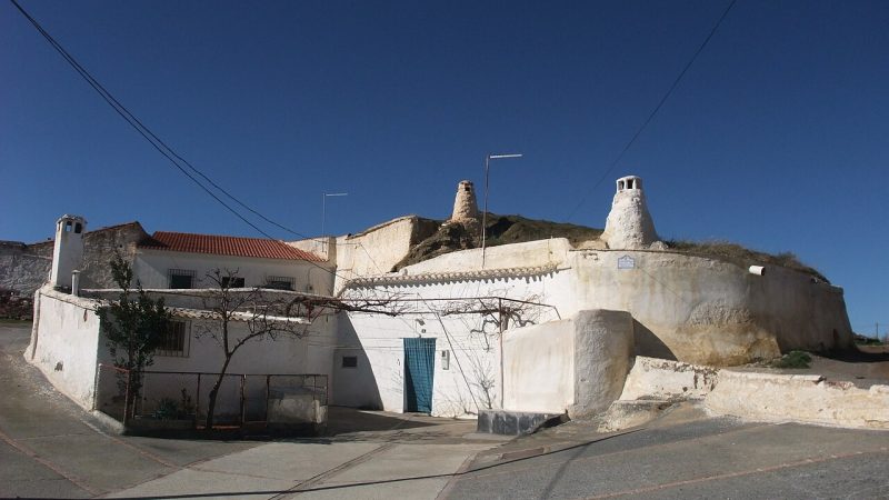 Guadix (İspanya): Beyaz Bacalı Mağara Evlerinde Yaşayan Yer Altı Mahallesi